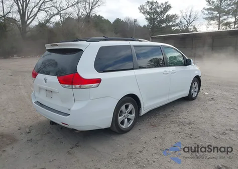 2013 Toyota Sienna Le V6 8 Passenger z USA, uszkodzony, nr VIN 5TDKK3DC3DS388045